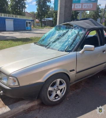 У Черкасах автомобіль в’їхав у електроопору: постраждали водій та пасажирка (ФОТО)