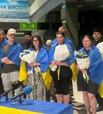 З російського полону повернули десятьох українців: Координаційний штаб показав перші фото вже з Києва