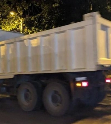 Комунальники Дніпра працювали всю ніч на місці терористичного удару