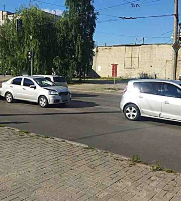 У Сумах водій відкрив двері авто і збив велосипедиста