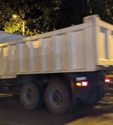 Комунальники Дніпра працювали всю ніч на місці терористичного удару