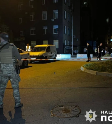 В Киеве на Троещине мужчина ночью взорвал гранату: взрывом повреждены 11 автомобилей. Подробности и фото