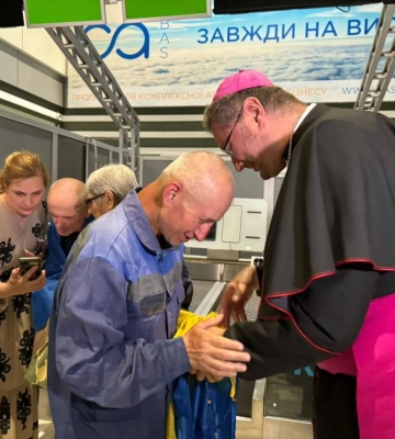 З російського полону повернули десятьох українців: Координаційний штаб показав перші фото вже з Києва