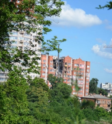 Комунальники Дніпра працювали всю ніч на місці терористичного удару