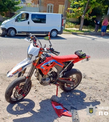 У Білгороді-Дністровському зіштовхнулися мікроавтобус та мотоцикл: постраждав водій двоколісника