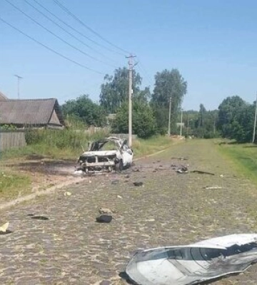 Ворожий дрон знищив поліцейську автівку на Сумщині: поранено місцевого жителя. ФОТО