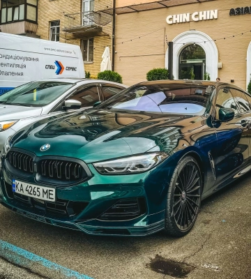 Эксклюзив за $190 000: в Киеве заметили сверхскоростной спорткар BMW 