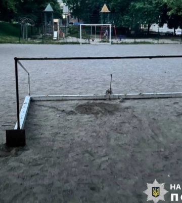 На Киевщине футбольные ворота упали на 10-летнего мальчика: он в тяжелом состоянии