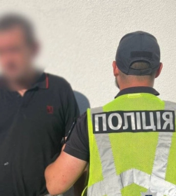 У Києві чоловік підірвав гранату: більше десятка пошкоджених авто