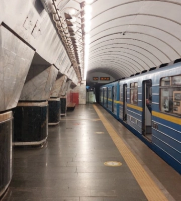 Кияни  просять встановити захисні екрани на станціях метро