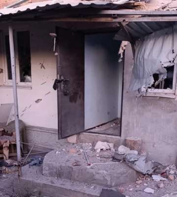 На Херсонщині російські снаряди двічі влучили по домоволодінню: є загибла та поранений