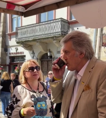 Як і з ким Ющенко у Львові пив медовий квас (відео)