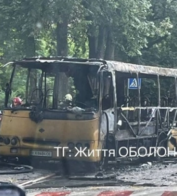 В Киеве во время движения загорелась маршрутка. Подробности, фото и видео