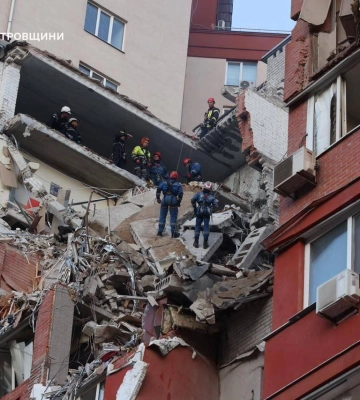 На звʼязок вийшли двоє мешканців понівеченої росіянами багатоповерхівки у Дніпрі