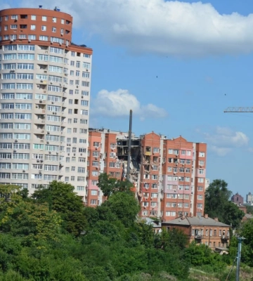 Матір та син зі зруйнованого ракетою будинку у Дніпрі, які вважалися зниклими безвісти, вийшли на зв’язок