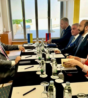 Кулеба зустрівся з главою МЗС Вірменії, яка віддаляється від Росії