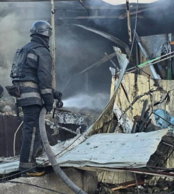 Президент України Володимир Зеленський показав наслідки ракетного удару по Вільнянську, - ФОТО (18+)