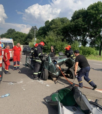 На Волині внаслідок ДТП чоловіка й жінку затисло в авто