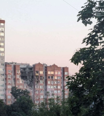 Що відбувається на місці ворожого ракетного удару по багатоповерхівці у Дніпрі