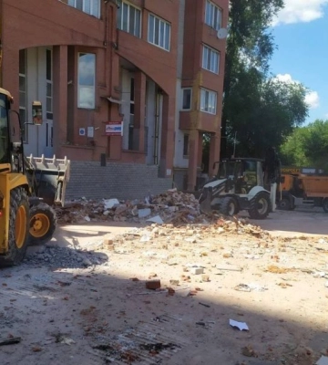 Вивезли понад 150 машин будівельного сміття: у Дніпрі комунальники працюють на місці ракетного удару