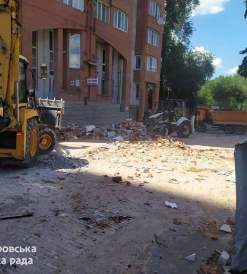 Що відбувається на місці ворожого ракетного удару по багатоповерхівці у Дніпрі