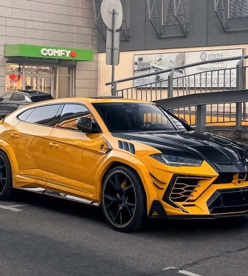 В Киеве заметили сверхмощный кроссовер Lamborghini с ярким тюнингом 