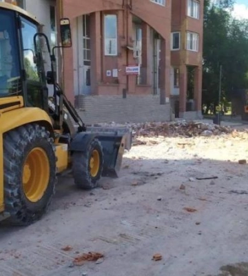 Комунальні служби другу добу продовжують працювати на місці ракетного удару у Дніпрі 28 червня