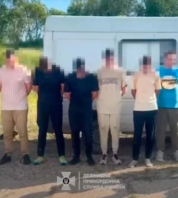 Невдала але дуже цікава пригода: Сімнадцятьох чоловіків зупинили на кордоні з Угорщиною прикордонники