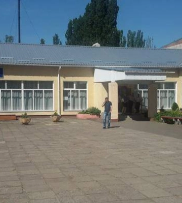 «Люди приходять і пиячать»: директор миколаївського ліцею просить встановити огорожу навколо навчального закладу