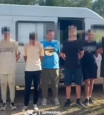 Невдала але дуже цікава пригода: Сімнадцятьох чоловіків зупинили на кордоні з Угорщиною прикордонники