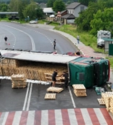 Біля Луцька перекинулася вантажівка, частково перекривши дорогу: рятувальники ліквідовують наслідки аварії