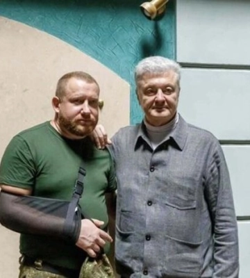 Ексклюзивна сорочка Петра Порошенка викликала суперечки в мережі