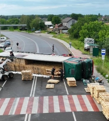 Водій фури не впорався з керуваням: повідомили деталі аварії з села під Луцьком 