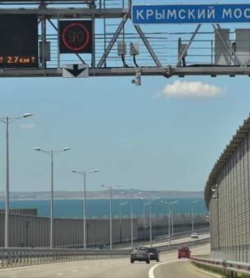 Какая война? Россияне снова стоят в пробках у Керченского моста