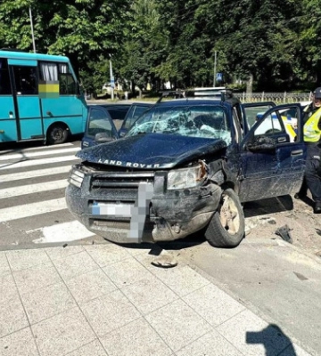 В Ровно маршрутка столкнулась с внедорожником – есть пострадавшие