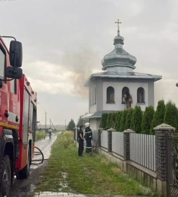 На Прикарпатті у селі горіла дзвіниця місцевої церкви (ФОТО)