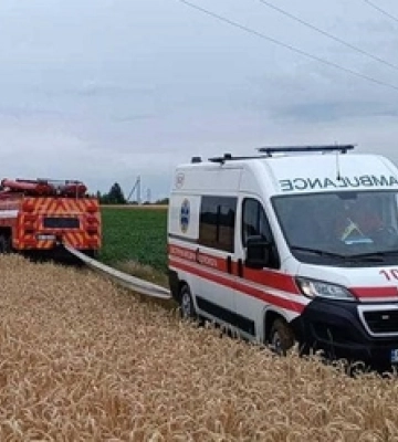 На Волині у полі застрягла карета швидкої допомоги, поспішаючи на виклик до важко хворого