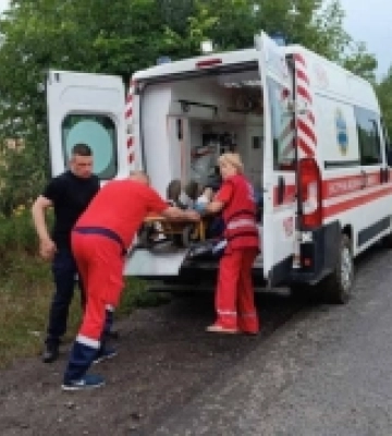 Волинські рятувальники відбуксирували карету швидкої допомоги та допомогли людині