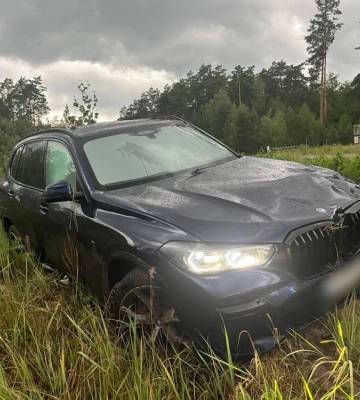 Авто перекинулось на дах, і стало на колеса: на Рівненщині сталася ДТП через слизьку дорогу