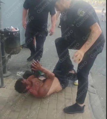 Поліцейські встановлюють обставини побиття чоловіка ногами представниками приватної охорони в Одесі - ФОТО