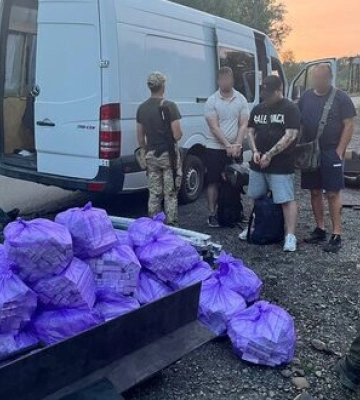 На Закарпатті чоловік намагався вивезти за кордон двох &quot;пасажирів&quot; і 20 тис. пачок сигарет в обшивці мікроавтобуса, - Держприкордонслужба. ВІДЕО+ФОТОрепортаж