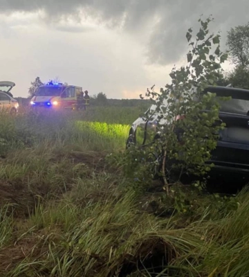 На Рівненщині автомобіль злетів з дороги у кювет