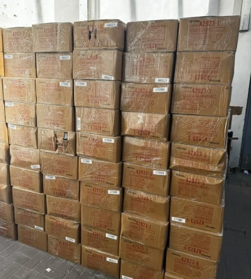 На кордоні із Польщею у вантажівці знайшли контрабандний одяг та взуття на 6,7 млн