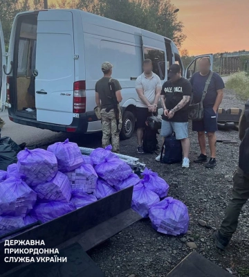Намагався переправити сигарети й військовозобов&#039;язаних через кордон: на Закарпатті затримали чоловіка
