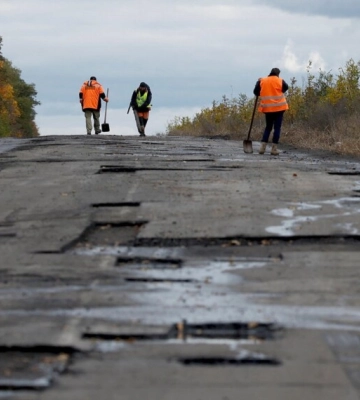 Кабмін виділив мільярди гривень на відновлення доріг