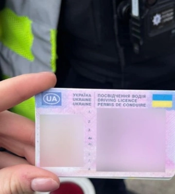 Суд позбавив чоловіка права керування автомобілем на понад 56 років