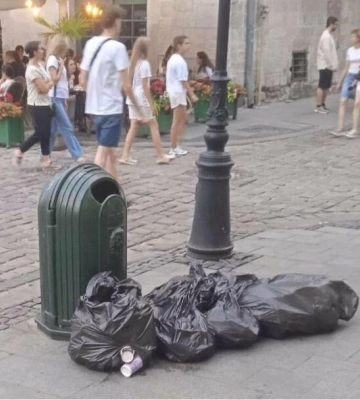 Мерія обіцяє штрафувати підприємців, які залишають сміття біля урн у центрі Львова