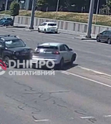У Дніпрі на Слобожанському проспекті зіткнулися два авто: відео моменту