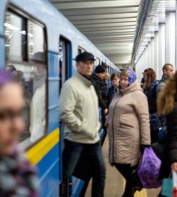 Падіння людей на колії метро в Києві: як із цим борються у світі та чи допоможуть захисні екрани