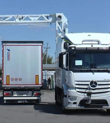 Сканер Rapiscan на шасі  Mercedes-Benz їздить в зоні контролю митниці без водія